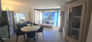 TV a/nebo společenská místnost v ubytování Residenza Lago di Lugano