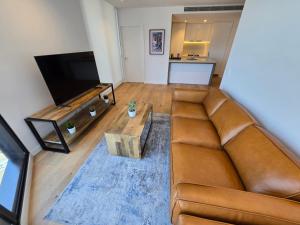 Luxury Peppers Infinity Pool Stylish with 2BD & 1C Park的电视和/或娱乐中心
