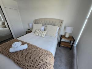 Luxury Peppers Infinity Pool Stylish with 2BD & 1C Park客房内的一张或多张床位