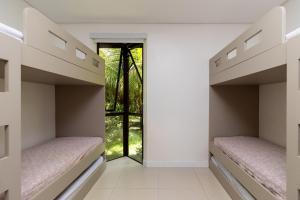 deux lits dans une chambre avec une fenêtre dans l'établissement Bangalô exclusivo no Eco Resort Carneiros, à Praia dos Carneiros 63 autres photos