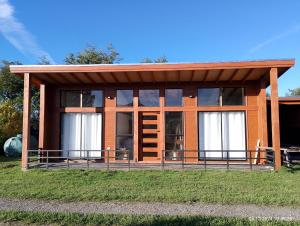 潘吉普伊Mateo&Colo的一间拥有许多窗户的小房子