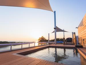 IchikikushikinoFukiagehama Field Hotel的建筑物屋顶上的游泳池