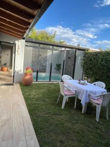 Πισίνα στο ή κοντά στο Cassara Retreat