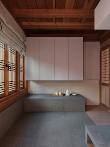 cocina con encimera con armarios blancos y ventanas en The Korean Traditional Hanok in Downtown Seoul for convenient public transportation - Seoul Ari, en Seúl
