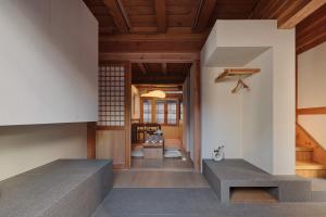 Una habitación con escalera y sala de estar. en The Korean Traditional Hanok in Downtown Seoul for convenient public transportation - Seoul Ari, en Seúl 39 fotos más