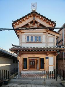 una casa antigua con techo en The Korean Traditional Hanok in Downtown Seoul for convenient public transportation - Seoul Ari, en Seúl