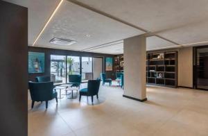 Una habitación con sillas y una mesa en un edificio. en Beach Haus - Flat Luxo Automatizado 538, en João Pessoa