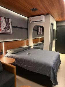 un dormitorio con una cama y un sofá en Beach Haus - Flat Luxo Automatizado 538, en João Pessoa