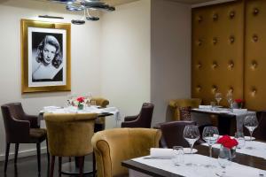 Um restaurante ou outro lugar para comer em N’vY Manotel