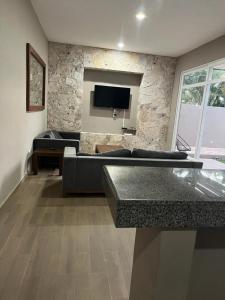 un soggiorno con divano e TV a schermo piatto di Apartment with sea view a Cozumel
