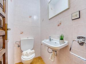 ein Badezimmer mit Toilette und Waschbecken in der Unterkunft Apartment in Rosas near Cap de Creus in Montjoys