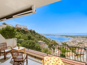ein Balkon mit Stühlen und Blick auf das Meer in der Unterkunft Apartment in Rosas near Cap de Creus in Montjoys