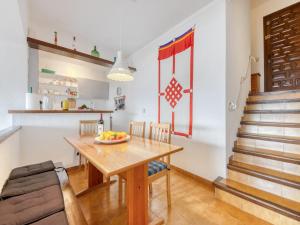 eine Küche und ein Esszimmer mit einem Holztisch und Stühlen in der Unterkunft Apartment in Rosas near Cap de Creus in Montjoys + 31 Fotos