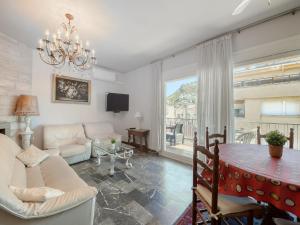 Μια τηλεόραση ή/και κέντρο ψυχαγωγίας στο Apartment by Roses Beach with Mountain Views
