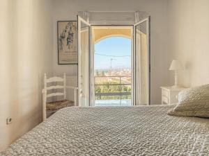 Postel nebo postele na pokoji v ubytování House in Roses with Pool near La Punta Beach