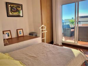 En eller flere senge i et værelse på House in Roses with Private Pool & Sea Views + 41 billeder