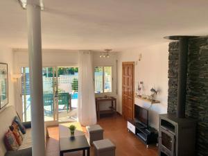 Et opholdsområde på House in Roses with Private Pool & Sea Views