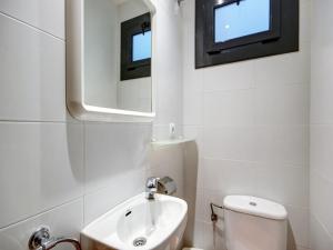 Ένα μπάνιο στο Apartment in Roses by the Beach +32 φωτογραφίες