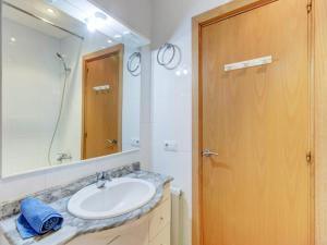 Koupelna v ubytování Apartment in Roses with Beachfront View + 30 fotografií