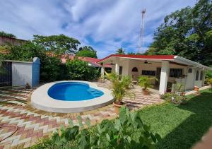 a house with a swimming pool in the yard at Casa BEA 1 in Sámara