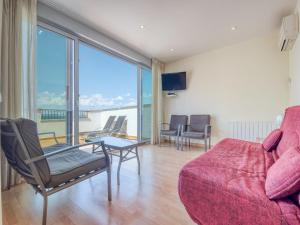 TV a/nebo společenská místnost v ubytování Apartment in Roses with Beachfront Access