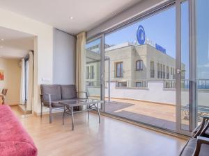 Posezení v ubytování Apartment in Roses with Beachfront Access
