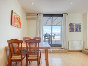 Posezení v ubytování Apartment in Roses with Beachfront Access