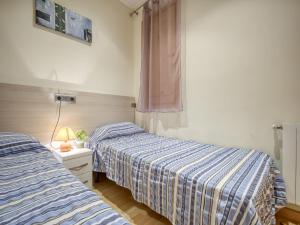 En eller flere senge i et værelse på Apartment in Roses by the Beach