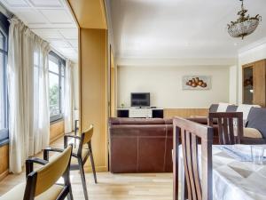 Et tv og/eller underholdning på Apartment in Roses by the Beach