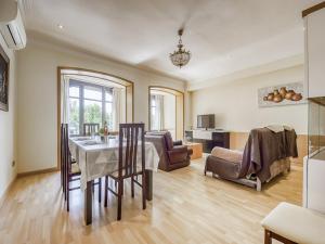 Et opholdsområde på Apartment in Roses by the Beach