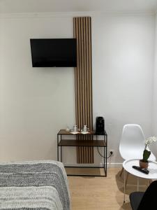 TV a/nebo společenská místnost v ubytování Ubuntu House - Charleroi
