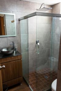 a bathroom with a glass shower with a sink at Departamento cerca de Zoológico y Estadio Jalisco in Guadalajara