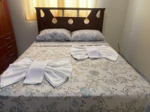 クーニャにあるCasa grande no centro de Cunhaのベッド1台(タオル2枚付)