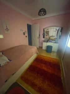 Dormitorio con cama con espejo y alfombra en Borg Asia building, en Alejandría 2 fotos más