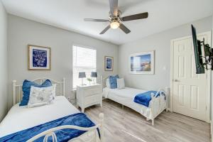 a bedroom with two beds and a ceiling fan at Warm & Comfy 4BR near NRG, Stadium Medical and CTR in Houston