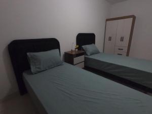 a bedroom with two beds and a mirror at Apartamento em Campo Grande RJ in Rio de Janeiro