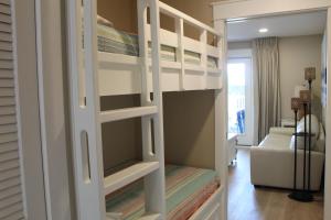 Postel nebo postele na pokoji v ubytování Summerspell Condominum