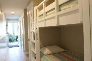 Postel nebo postele na pokoji v ubytování Summerspell Condominum