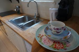 una encimera de cocina con un plato con una taza de café. en Studio Lief Bergen binnen, bij bos duin en dorp, en Bergen