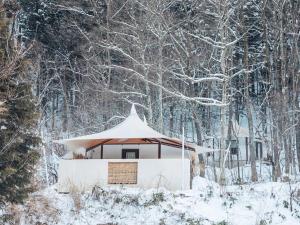 un kiosque dans la neige dans une forêt dans l'établissement La Terra Resort, à Seba