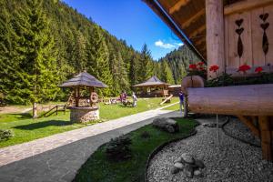 una cabaña de madera con un parque con gente sentada en el césped en U dobrého pastiera, en Ružomberok