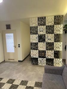 ケルンにあるFamily-friendly apartment in Cologneのタイル張りの壁のリビングルーム(ソファ付)