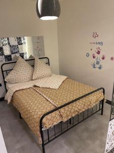 ケルンにあるFamily-friendly apartment in Cologneの部屋にベッドがある寝室 +18枚の写真