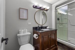 een badkamer met toilet, wastafel en douche bij Forest House 1 Bdrm Qv Lake View Parking in St. John's +12 foto's