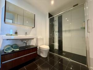 堪培拉Manhattan Luxe Views L14 Pool Spa Gym 1BR 1 Bath 1 Secure Parking Central City的带淋浴、水槽和马桶的浴室