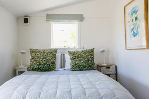 une chambre avec un lit et une fenêtre dans l'établissement Haumoana Herb Cottage, à Haumoana 25 autres photos