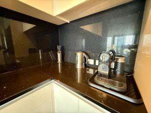 Manhattan Luxe Views L14 Pool Spa Gym 1BR 1 Bath 1 Secure Parking Central City的厨房或小厨房
