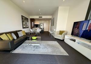 Manhattan Luxe Views L14 Pool Spa Gym 1BR 1 Bath 1 Secure Parking Central City的休息区