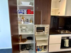 Manhattan Luxe Views L14 Pool Spa Gym 1BR 1 Bath 1 Secure Parking Central City的厨房或小厨房