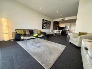 Manhattan Luxe Views L14 Pool Spa Gym 1BR 1 Bath 1 Secure Parking Central City的休息区